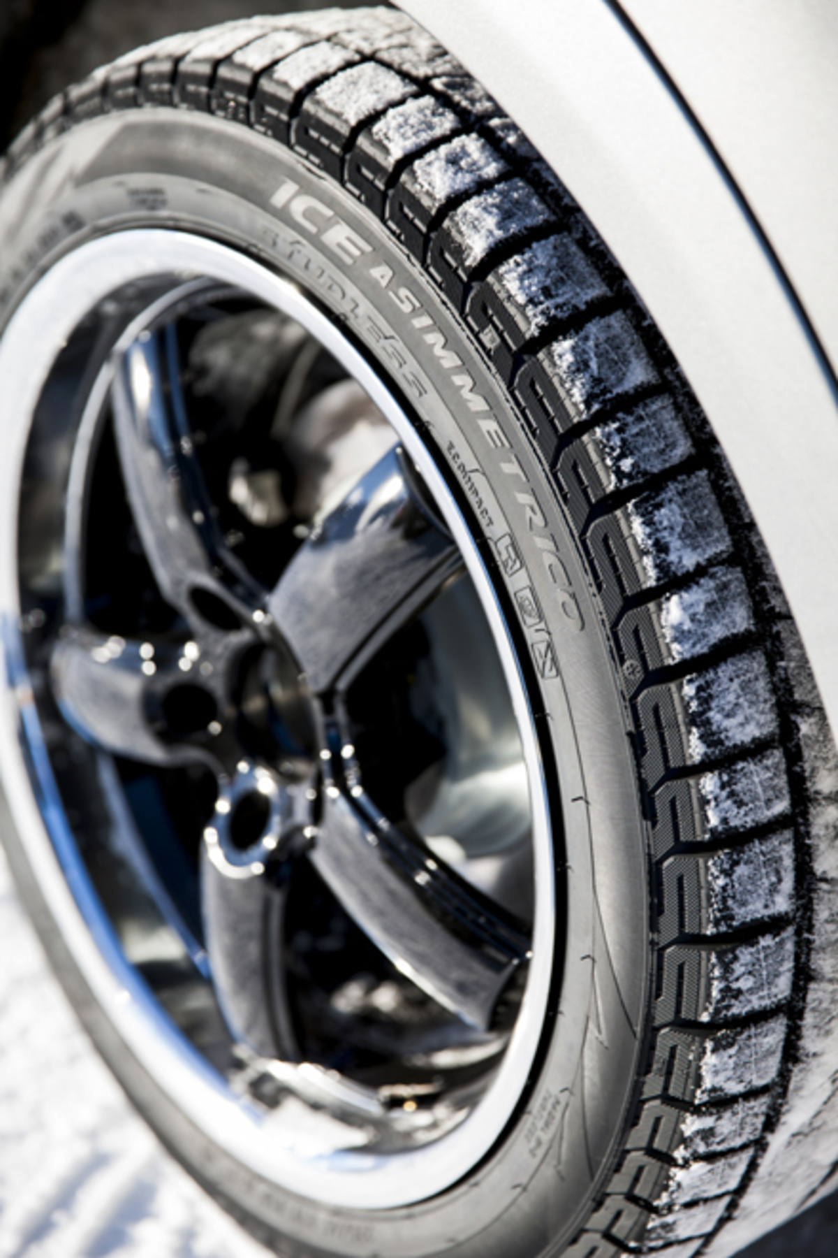 第260回：氷上の「アシンメトリコ」の実力は？ ピレリの新作「ICE