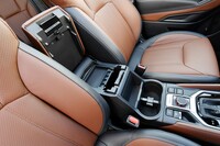 運転席と助手席の間には、カップホルダーや小物入れがレイアウトされている。