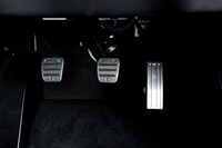 ペダルはすべてアルミ製。クラッチ操作には相応の踏力を要する。