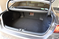 開口幅の大きさが目を引くトランクルーム。容量は443リッターで、長尺物を積むためのスキーホールも備わる。