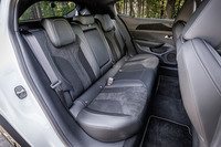 リアシートにもテップレザーとアルカンターラのコンビネーション表皮が用いられている。長いホイールベースの恩恵で、足元のスペースには十分な余裕がある。