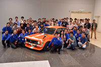 名車再生クラブのメンバーと、2018年のレストア車となる1972年式「サニー1200クーペGX-5 特殊ツーリングカー（TS）仕様」。