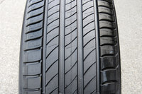 「プライマシー4」のトレッドパターン。タイヤに彫られたピッチの間隔を調整するなど、各所にロードノイズを抑えるための工夫がなされている。