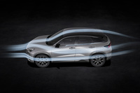 先端を低く抑えたフード形状やシームレスな意匠のフロントグリルは、空力性能の向上にも寄与する。