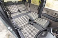 ヘッドレストを外した前席の背もたれを目いっぱい後ろまで倒せば、車中泊も不可能ではない。ただし、大きな段差が残るので、ほかのアイテムを使わないと一晩過ごすのはつらそうだ。