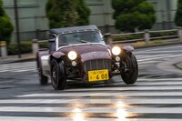 ヘッドランプはオートライト機能付きで、インストゥルメントパネルのスイッチでハイ／ローを切り替えられる。