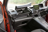 助手席側にはきちんと車検証ケースが入るグローブボックスが備わるほか、膝前部分にもスペースが設けられている。