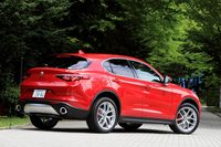 「ステルヴィオ」は、アルファの新世代アーキテクチャー「ジョルジョ・アーキテクチャー」を採用したモデルとしては「ジュリア」に次ぐ第2弾となるが、開発については初期段階から両車並行して進められていたという。