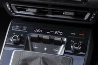 シフトレバーの奥側には空調系のトグルスイッチが並ぶ。