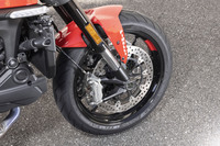 足まわりでは、軽量アルミ合金製ホイールの採用により1.7kgの軽量化を実現。ピレリのスポーツタイヤ「ディアブロロッソ3」が組み合わされる。