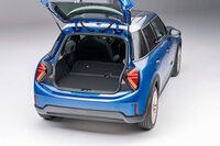 5ドア仕様が用意されるのは、今のところはエンジン車だけだ。