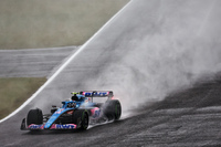 テクニカルかつチャレンジングなコースである鈴鹿サーキットで中団勢をけん引したのがアルピーヌ。エステバン・オコン（写真）は予選5位から4位に上がると、後ろから猛追するメルセデスのルイス・ハミルトンをしっかりと押さえ切り、アルピーヌの今季ベストリザルトの4位でゴール。フェルナンド・アロンソは7位から2度インターミディエイトタイヤに履き替えて7位と、2台そろって入賞した。前戦シンガポールGPではダブルリタイアを喫し、マクラーレンにコンストラクターズランキング4位の座を奪われたが、今回の好走で再び4位の座を取り戻し、マクラーレンに13点差をつけた。（Photo=Alpine F1）