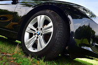 タイヤワックスを噴きつければ、タイヤもキレイ。もう新品同様だ。（写真＝池之平昌信）