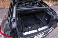 荷室床面にサブトランクを設置。オートマチックテールゲートオペレーション（オープン／クローズ）も標準装備されている。