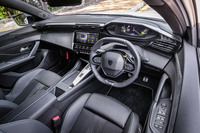 プジョーが「iコックピット」と呼ぶ、上下がフラットな小径ステアリングホイールと10インチの液晶メーターパネルを組み合わせたインストゥルメントパネルは、従来型「408」のデザインを踏襲。ダッシュボード上部やドアトリムには柔らかいグレーのテキスタイルが張られている。