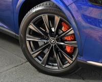 タイヤ＆ホイールは21インチ。オレンジのブレーキキャリパーはオプションで選べる。