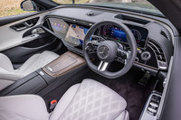 メーカーオプションの「デジタルインテリアパッケージ」が選択された試乗車のインテリア。センタークラスターから助手席前までが「MBUXスーパースクリーン」と呼ばれるディスプレイで覆われる。