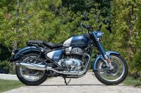 全4種類のカラーリングが用意される「クラシック650」。試乗車の色は「Bruntingthorpe Blue（ブランティングソープ・ブルー）」で、その名はロイヤルエンフィールドが開発拠点を構える英国の地名に由来する。