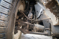 新たに独立懸架式（ダブルウイッシュボーン）となったフロントサスペンション。コンポーネンツはいずれもサブフレームを介さず、ラダーフレームに直接取り付けられている。