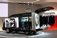 【東京モーターショー2004】日産、“移動アパレル店”を提案
