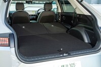 後席を倒し、荷室を最大化した状態。写真のように、フロアには若干の傾斜が残る。