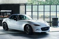 2021年末に発表、翌年1月に発売された「990S」。現行の最軽量グレード「S」をベースに、さらにバネ下重量を軽減。エンジンやサスペンションに独自のチューニングを施したモデルで、大人気となった。