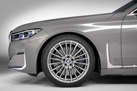 テストした「750Li xDrive」にはオプションの20インチタイヤ＆ホイールが装着されていた。装着タイヤは「ブリヂストン・ポテンザS001」のランフラット。