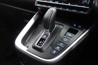 シフトレバーの隣には、スマートフォンがおさまるトレーを用意。