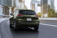 4WDモデルのリアモーターは最高出力68PSを発生する。