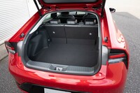 2リッターハイブリッド車で容量422リッターと荷室は狭くなっているが、たくさん積みたい人には「カローラ ツーリング」などの選択肢がある。カローラも手がける上田さんが担当したからこそできた決断だ。