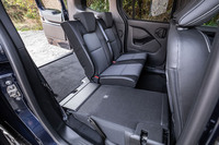 リアシートは3座独立式のデザイン。フロントシートと同じくファブリック×レザー調のコンビ表皮で仕立てられる。60：40の分割可倒式となる背もたれを前方に倒した場合は、折りたたんだシートが床面とほぼフラットに格納される。