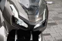 スクーターにしてはゴツゴツした、“タフでアクティブなアドベンチャースタイル”をまとう「ADV150」。アグレッシブなデザインのヘッドランプも目を引く。