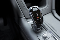 トランスミッションはゼネラルモーターズ最新のトルコン式9段AT。「XT6」の投入と機を同じくして、「XT5」の変速機もこれに変更された。