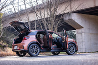 ボディーサイズは全長×全幅×全高＝4190×1825×1545mmで、ホイールベースは2580mm。ホイールベースは「ヤリス クロス」より20mm長いが、その主たる理由は大径18インチタイヤをおさめるために前輪タイヤが前方に移動しているからで、室内空間自体は広くなっていない。