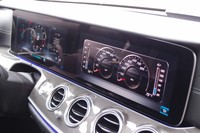 2つの12.3インチモニターが連結された「AMG E63 S 4MATIC＋」のメーターパネル。インフォテインメントシステム用の領域（写真右半分）には、油温、水温、出力なども表示できる。