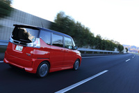 外板色のカラーバリエーションは9種類。「ファーベントレッド」と「プレミアムシルバーメタリック」の2色には「ブラック2トーンルーフ」仕様も用意される。