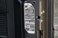 リアゲートの内側には最大渡河水深（30インチ）などを刻んだパネルが貼られている。