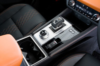 空調のダイヤルやドライブモードセレクターは、側面にダイヤモンドカットを入れて質感を向上。シフトセレクターは操作後にセンターに位置が戻るジョイスティックタイプとなっている。