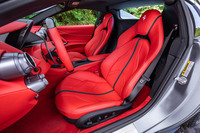 本革のシート表皮やダッシュボード、センターコンソールからカーペットに至るまで、試乗車のインテリアはオプションの「ロッソフェラーリ」と呼ばれるレッドで仕立てられていた。