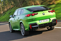 清水「『X2』のコテコテしたディテールは間違ってない！ むしろこの改造車みたいな部分のおかげで、全体のおかしなフォルムがごまかせているんだ」　
	ほった「そんなことより、X2の後ろ姿ってこんなだったって、久々に思い出しましたよ。なんせ顔しか印象に残らないクルマですからね……」