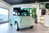 プラスチック外板の車体色は「ヴェルデヴィータ」1色である。