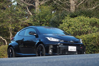 「GRヤリスRS」のボディーサイズは全長×全幅×全高＝3995×1805×1455mmで、車重は1130kgとなる。カーボンルーフに加え、リアゲートやドア、ボンネットをアルミ製として軽量化。全幅は標準車の「ヤリス」から110mm拡大されている。