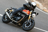 独自の足まわりやライディングポジションが採用された「1200RS」。車体はやや前傾姿勢となり、その関係でシート高も「1200」よりわずかに高い（810mm）。