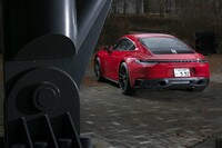 パフォーマンスの点では、「911カレラS」と「911ターボ」の間に位置づけられる「ポルシェ911カレラGTS」。最新世代992型の国内受注は、2021年6月にスタートした。