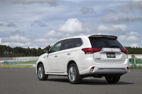 駆動用バッテリーの容量は、従来の12.0kWhから13.8kWhへと15％アップ。バッテリーのみでの航続可能距離が60kmから65kmへと延長されている。