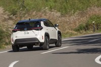 サスペンションの形式は、フロントがマクファーソンストラット式でリア（FF車）がトーションビーム式。なお、4WD車のリアはダブルウイッシュボーン式となる。