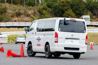 パイロンスラロームに臨む「ハイエース」の「アクトライド」装着車。タイヤは前後ともに指定空気圧の350kPa。850kg積みの同車に対し、試乗は空荷＋4人乗車の状態で行った。