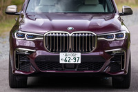 巨大なキドニーグリルに薄型のヘッドランプを埋め込んだフロントフェイスは、最新のBMW車に共通するデザインだ。