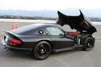 大きさの感覚をつかんでもらえるよう、ちょっと古い写真を引っ張り出してみた。バンパーを除き、フロントセクション全体が1枚のパネルになっていると思ってください。サイズが想像できるはずです。