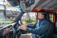 最高出力53PSの0.66リッター直3自然吸気エンジンが搭載された「ハイゼット カーゴ デラックス」に試乗。試乗した車両は100kgの重りを積んでいたが、従来モデルに比べ、速くて快適になっていた。